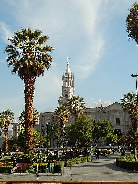 Archivo:Plaza de Armas Arequipa.JPG