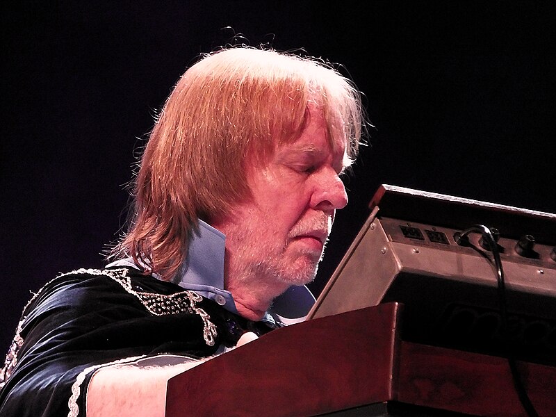 File:RickWakemanMiniMoog.jpg