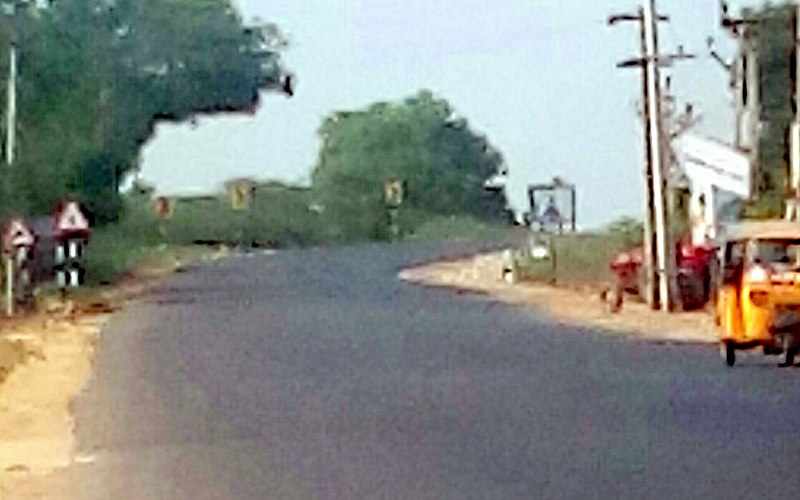 File:Srikalahasti road.jpg