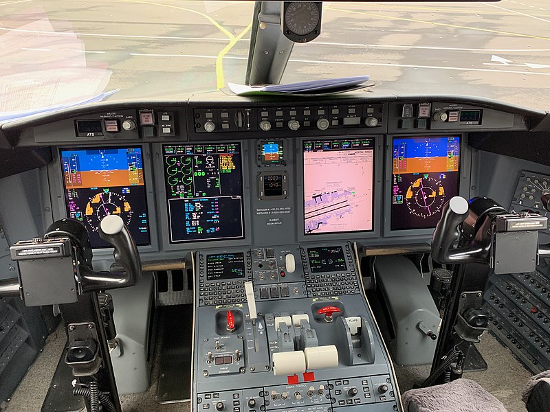 Файл:Challenger 605 flight deck.jpg