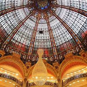 La cúpula modernista de Galeries Lafayette (1912) proporciona luz natural a las plantas que rodean el patio.