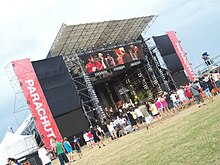 Parachute-Mainstage-Late-Afternoon.JPG