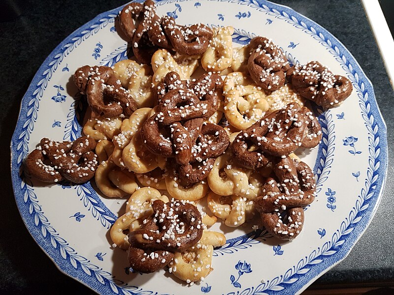 File:Swedish "kringlor" (pretzels).jpg