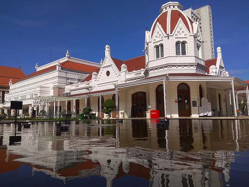 File:Alun alun Surabaya.jpg