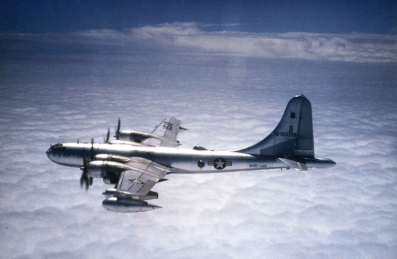 Archivo:Boeing KB-50J in flight.jpg