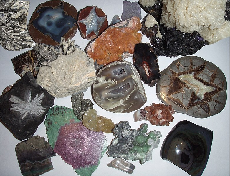 Archivo:Different minerals.jpg