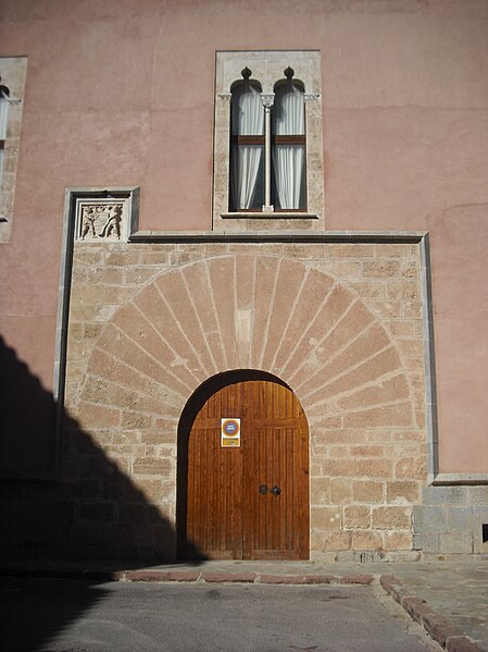 Archivo:Faura. Casa Comtal. Puerta.jpg