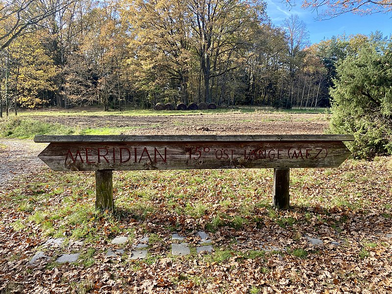 File:Gmünd Blockheide Meridian-Holztafel.jpg