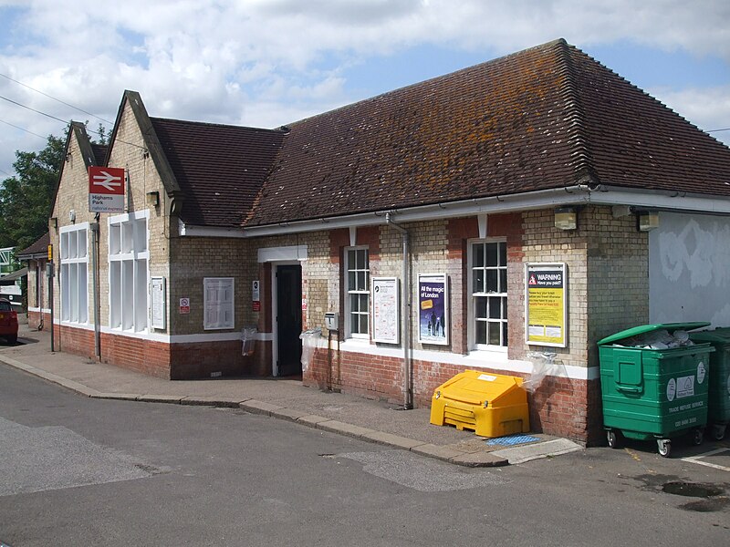 File:Highams Park stn building.JPG