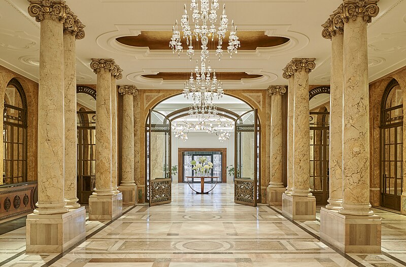 File:Lobby Les Colonnades.jpg