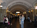 Estación de metro Oktyabrskaya-Koltsevaya, con las lámparas a lo largo de ambos lados.