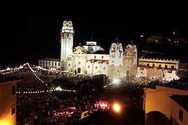 Exterior de la basílica, la noche de la peregrinación a Candelaria.