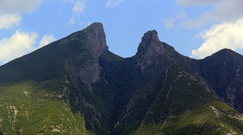 File:Cerro de la silla201308-1.JPG