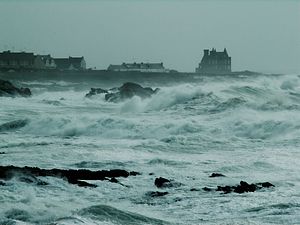 Вид замка во время шторма