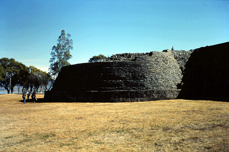 Archivo:Tzintzuntzan 1.jpg