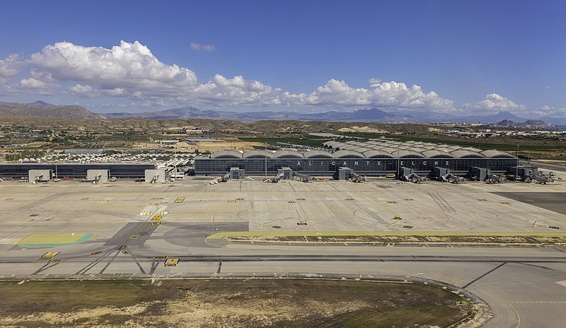 Archivo:Aeropuerto Alicante - 52312672018.jpg