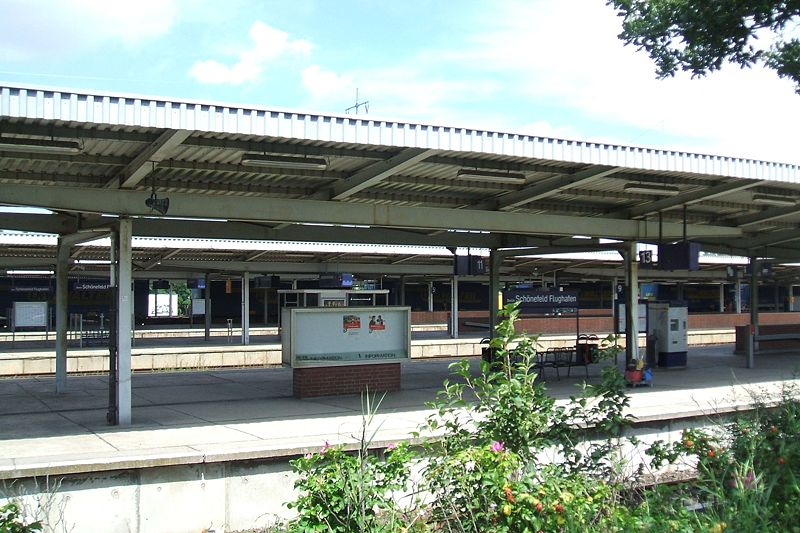 File:Bahnhof Berlin-Schoenefeld Flughafen Bahnsteige.jpg