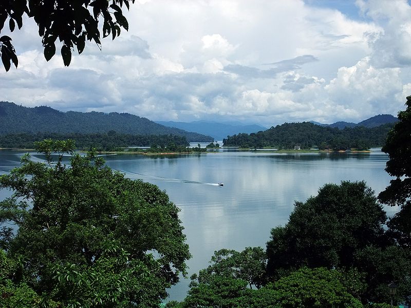 File:Kenyir Lake 1.JPG