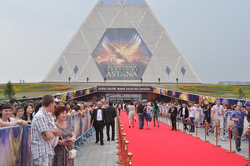 Файл:Red Carpet at AIAFF.jpg