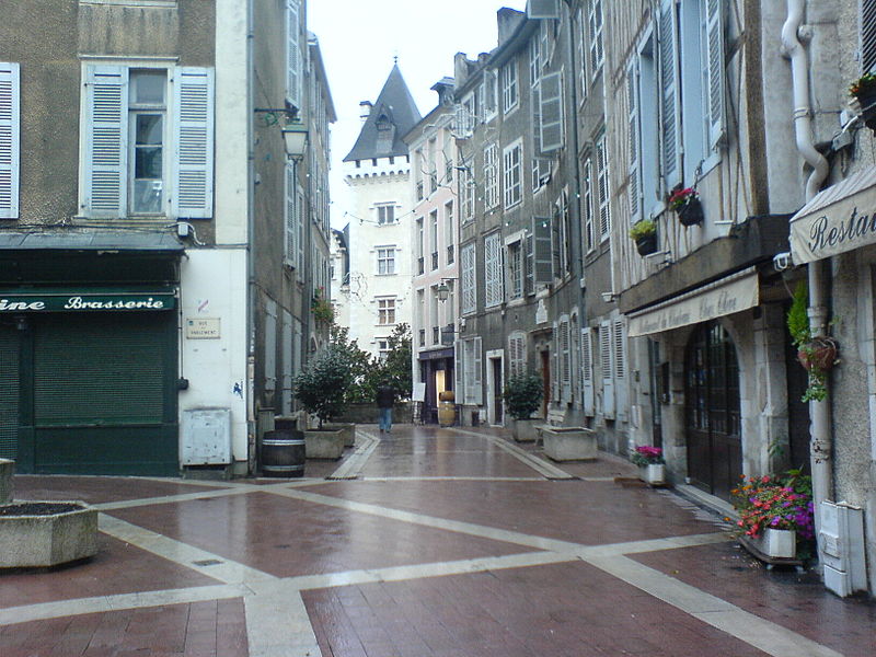 File:Chateau Quartier, Pau.JPG