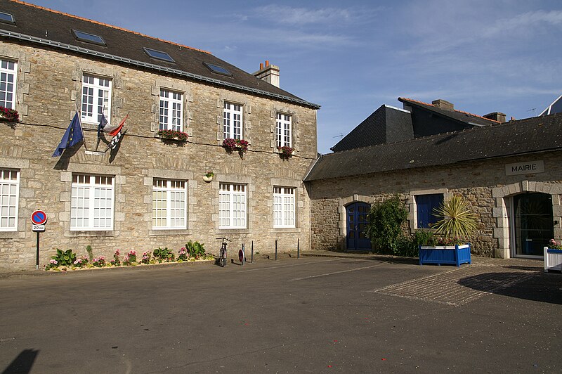 File:Ploemeur - Mairie.jpg