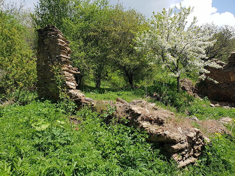 File:Qafa Ruins II.jpg