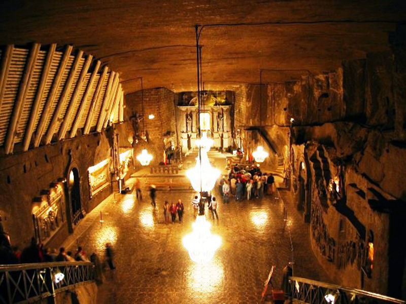 Archivo:Wieliczka-saltmine-kinga.jpg