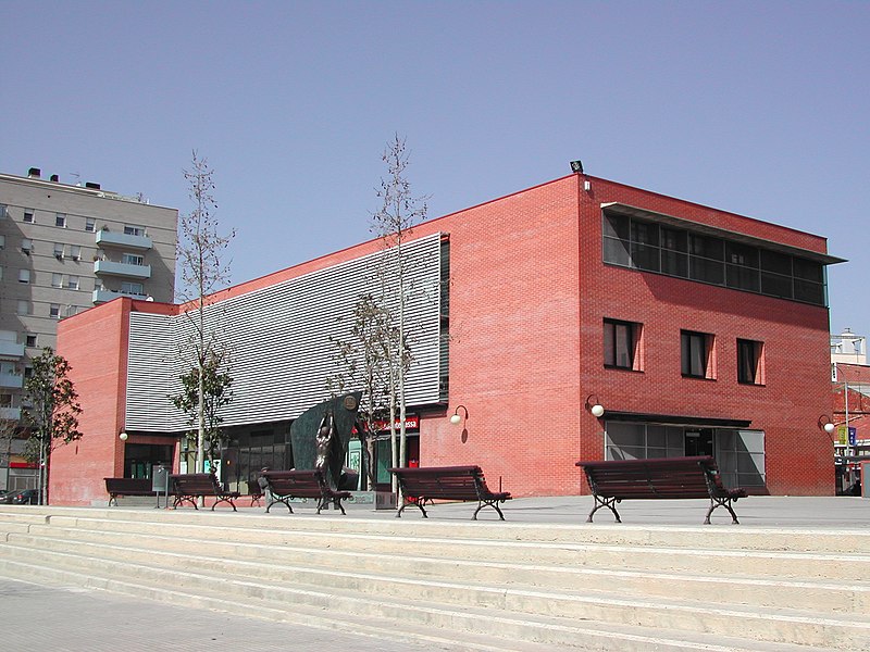 Archivo:BibliotecaUniversitaria.jpg