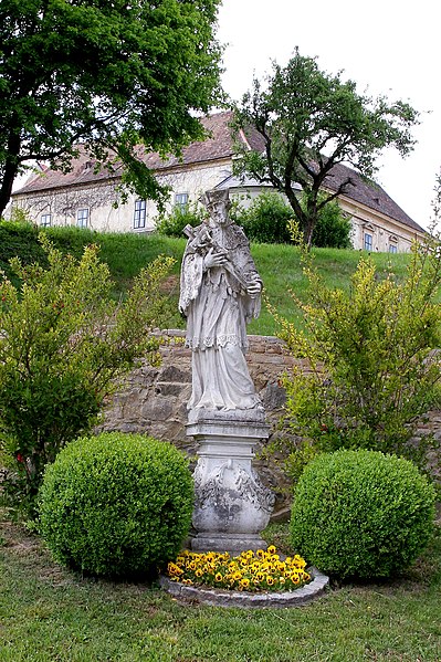 File:Karnabrunn - Nepomukstatue.JPG