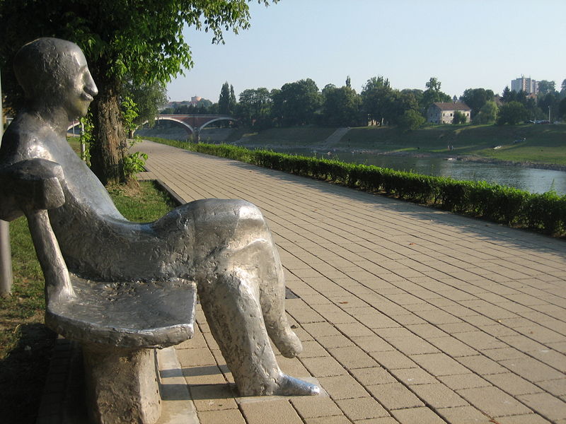 File:Sisak Matos monument.JPG