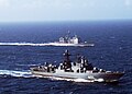 Almirante Levchenko (605) navegando junto al USS Hue City (CG-66) durante unas maniobras navales en 2004.