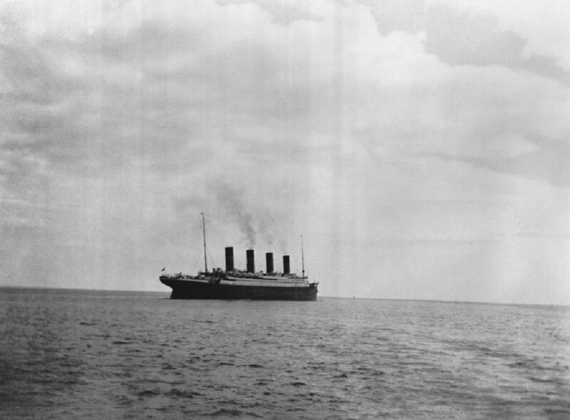 Archivo:Titanic leaving Irish Coasts.jpg