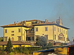 Vista en escorzo de la fachada