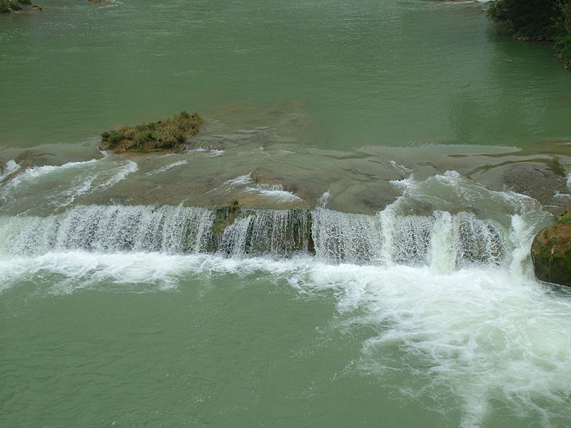 File:Xiniutan HuangguoshuFall.JPG