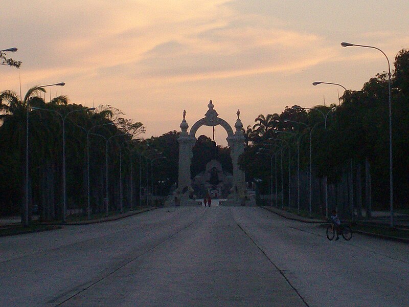 Archivo:Arco de Carabobo, Valencia.jpg