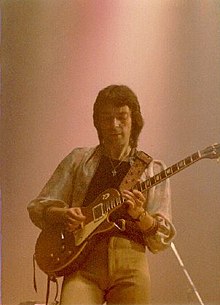 Hackett performing with Genesis in 1977