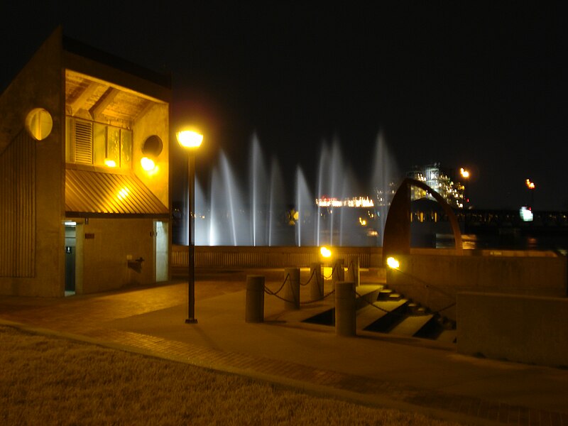 File:Tulsa River Parks Fountains.jpg