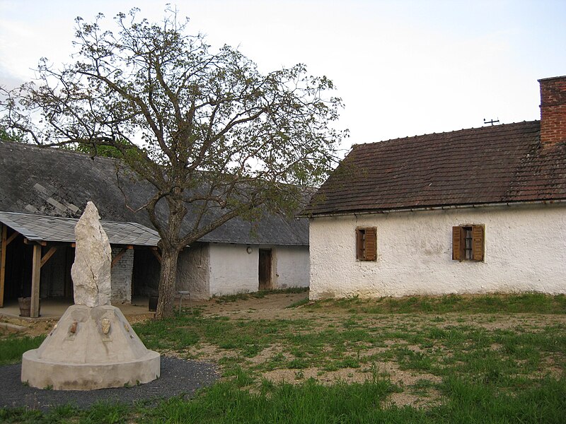 File:Andovci-MaliTriglav.JPG