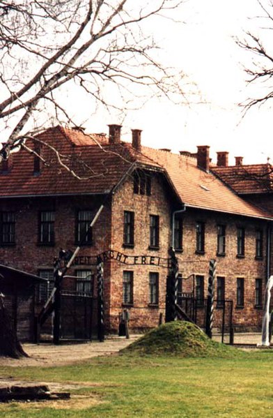 File:Auschwitz I Entrance.jpg