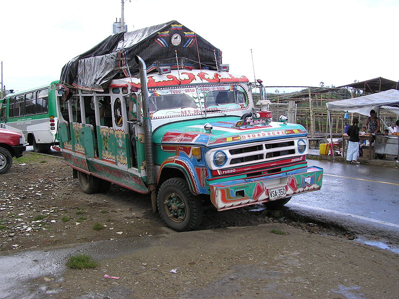 Archivo:Chiva rural en Colombia.JPG