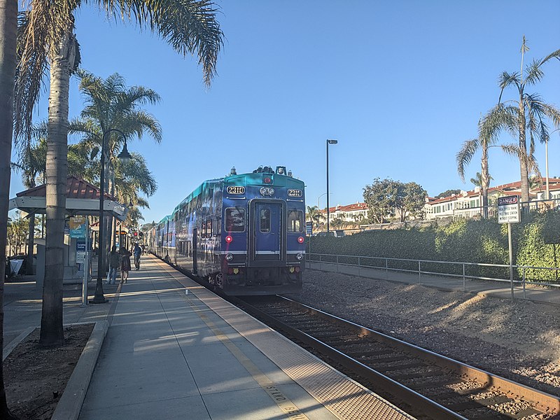 File:Coaster train at Encinitas.jpg