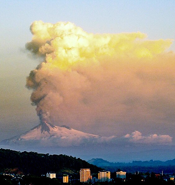 Файл:Llaima eruption1.jpg