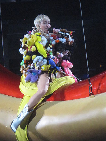 Файл:Miley Cyrus-Bangerz Tour 3.jpg