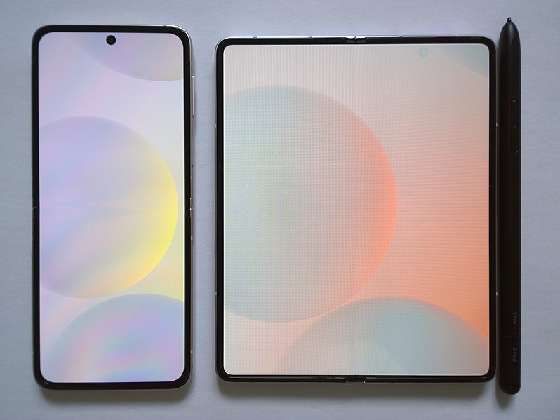 File:Samsung foldable phones.jpg