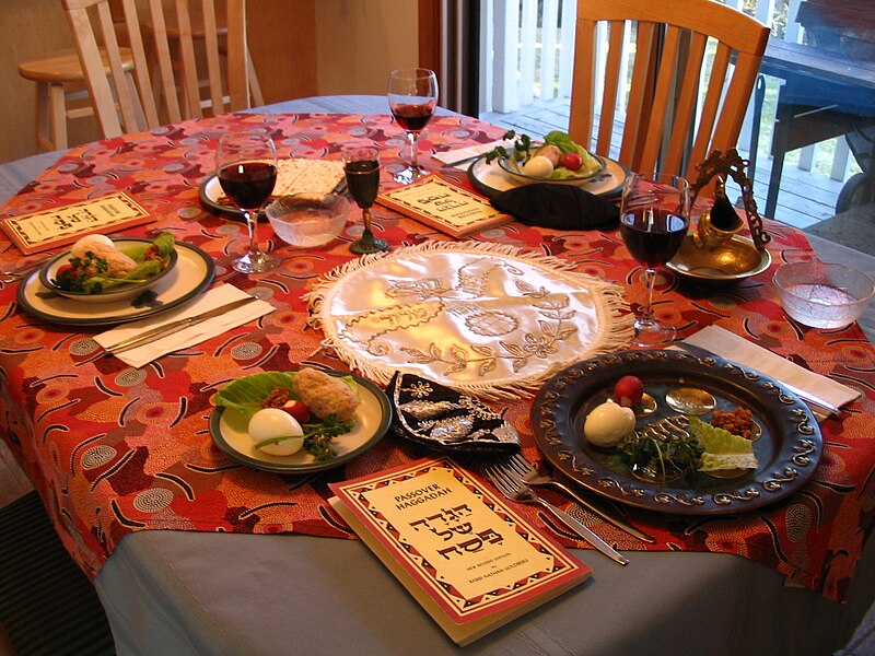 Файл:A Seder table setting.jpg