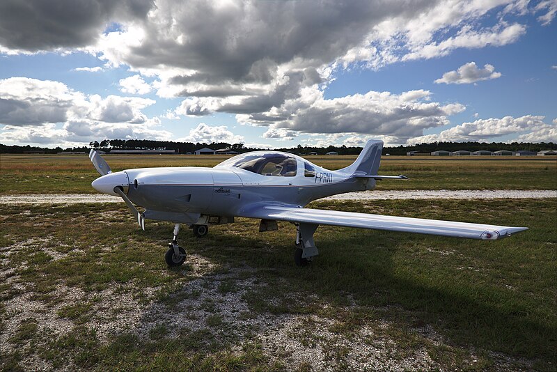 Archivo:F-PRKI-Lancair 320.jpg