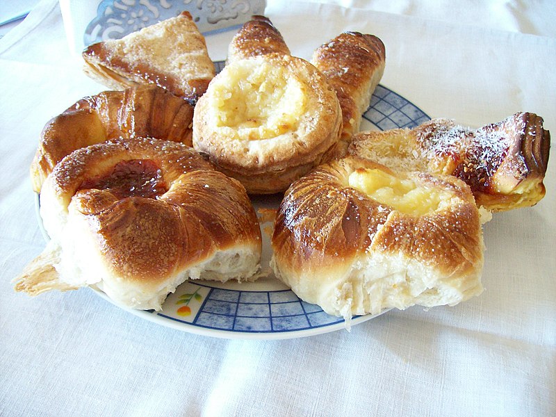 File:Facturas en plato.jpg