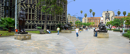 Plaza Botero; al fondo el Museo de Antioquia