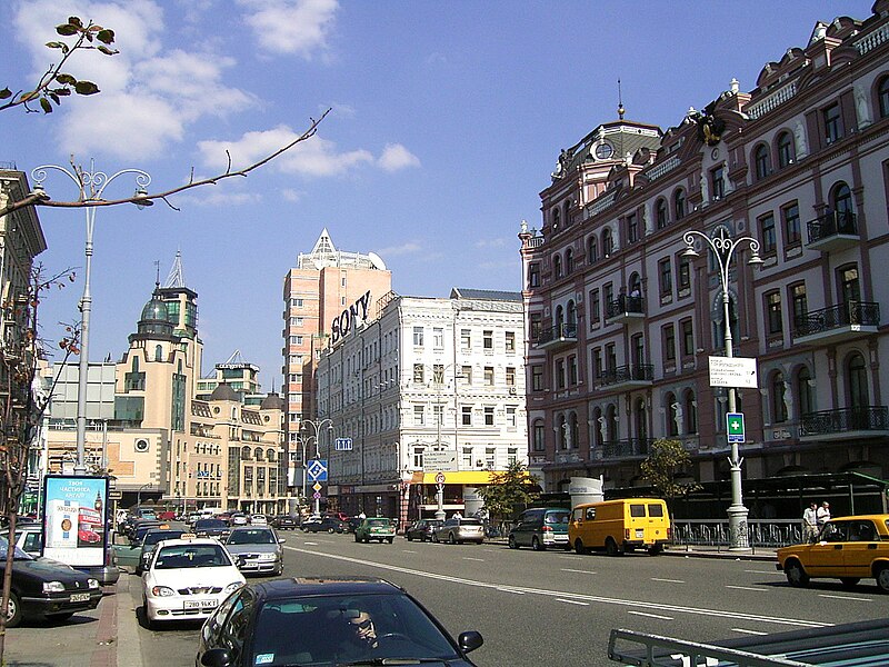 Файл:Street scene in Kiev.jpg