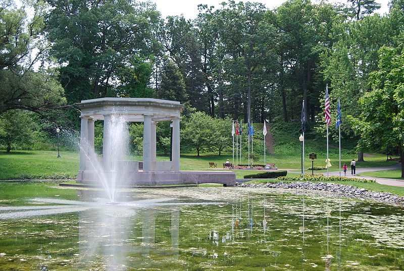 File:Congress Park Fountain 3.JPG